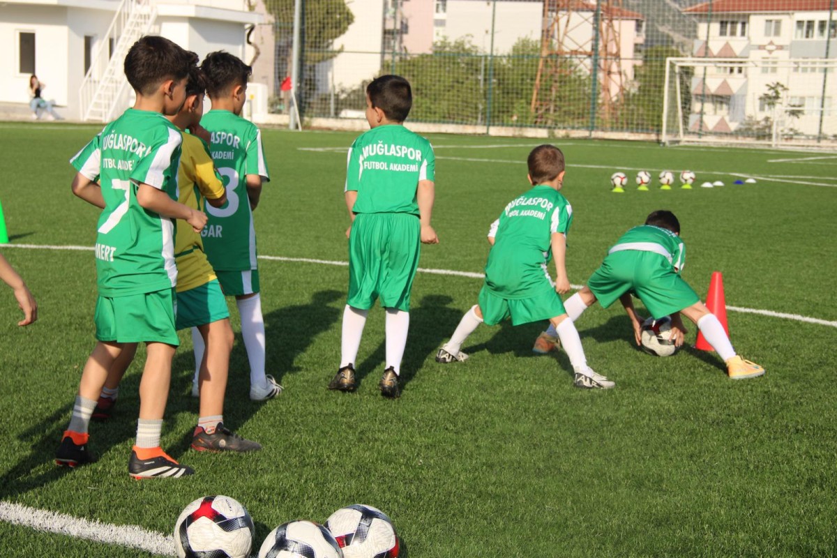 MUĞLASPOR’DA FUTBOL OKULLARI YENİDEN HAYAT BULDU