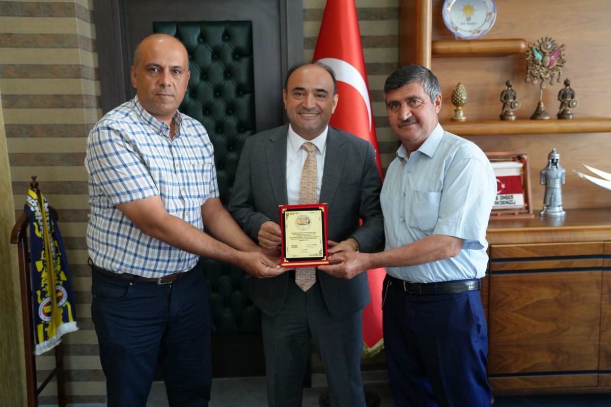 Başkan Önder Akdenizli’ye Çobanisa Mahallesi’nden Teşekkür Plaketi